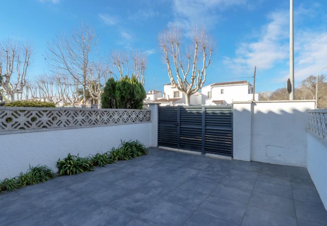 Casa adossada en Empuriabrava - LV21 LIOBREGAT